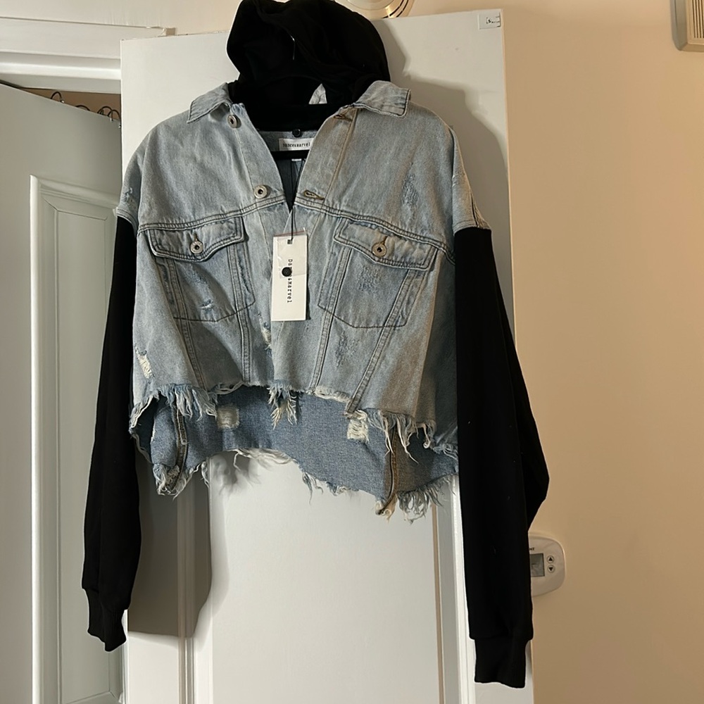 Dance & Marvel Cropped Distressed Denim Jacket
Size LARGE NWT